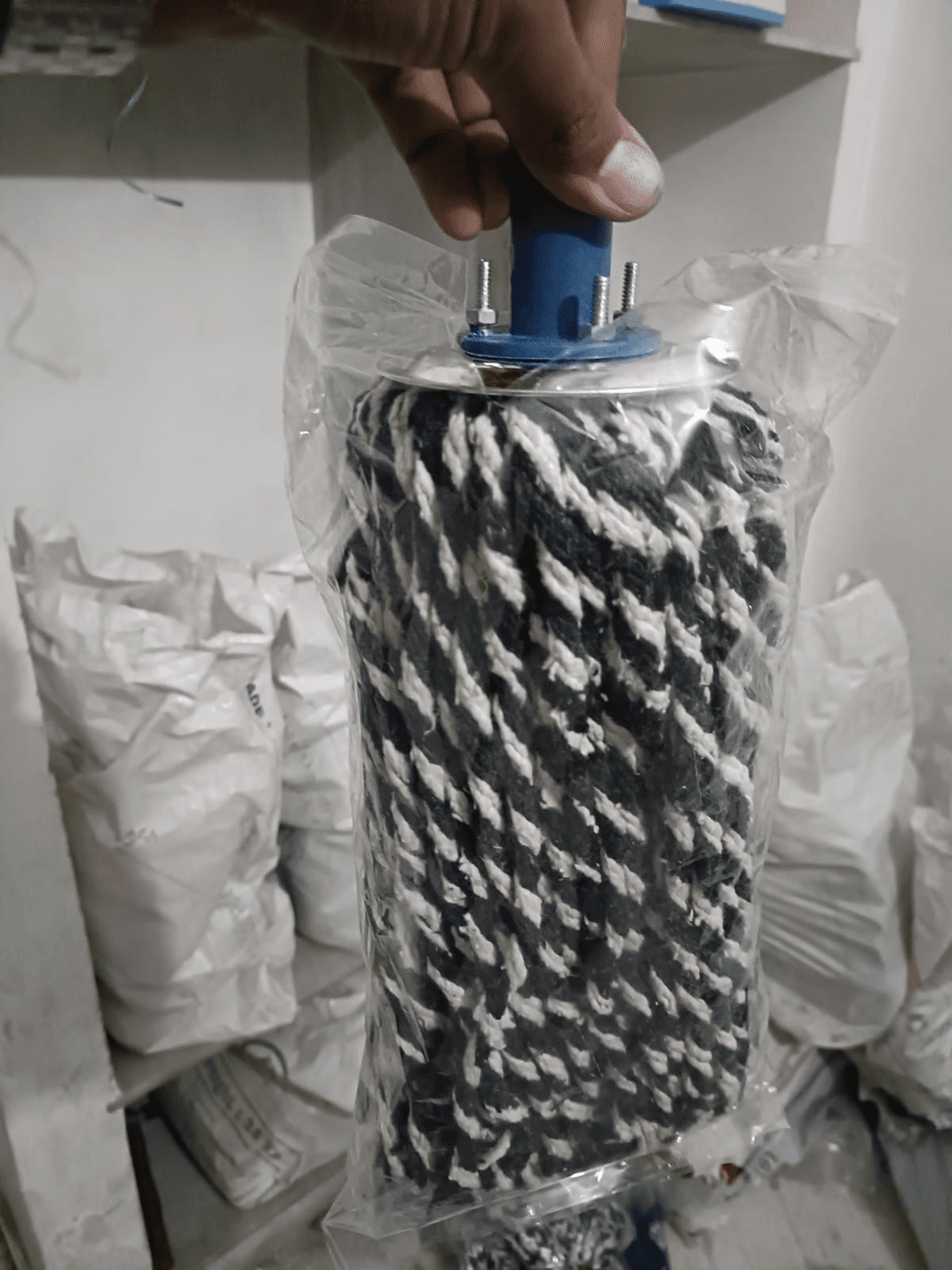 4 Nut Black And White Mop