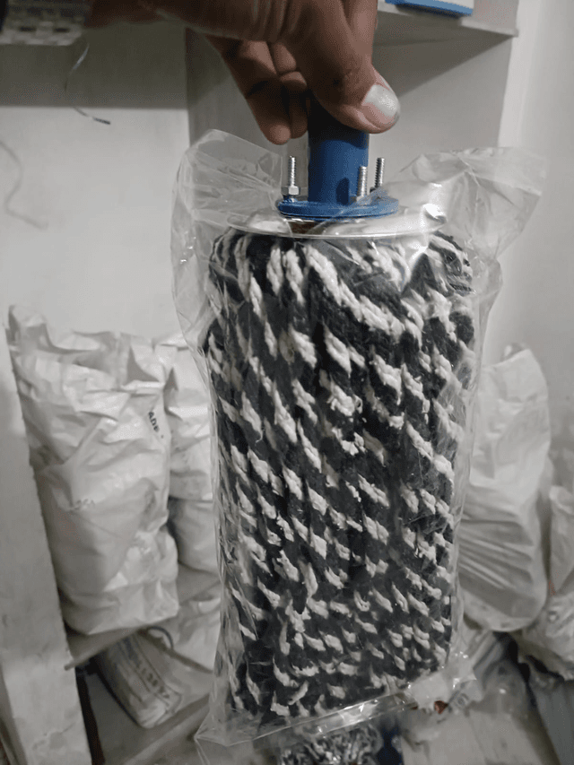 4 Nut Black And White Mop